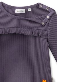 Langärmliges lila geripptes Kleid mit Rüschendetails, Druckknopfverschluss an der Schulter und orangefarbener Blumenstickerei am Saum.