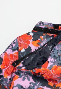 Puchowa kurtka z kwiatowym wzorem w odcieniach czerwieni i różu na ciemnym tle, z czarnym zapięciem na zatrzaski i podszewką w kontrastującym kolorze.