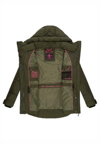 Veste matelassée vert olive avec capuche, comprenant des lignes d'accent rose, plusieurs poches intérieures et des étiquettes de marque sur la doublure.