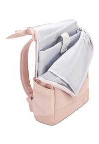 Világos rózsaszín hátizsák cipzáros zárással, több rekesszel, puha belső béléssel és texturált hevederekkel a fokozott kényelem érdekében.