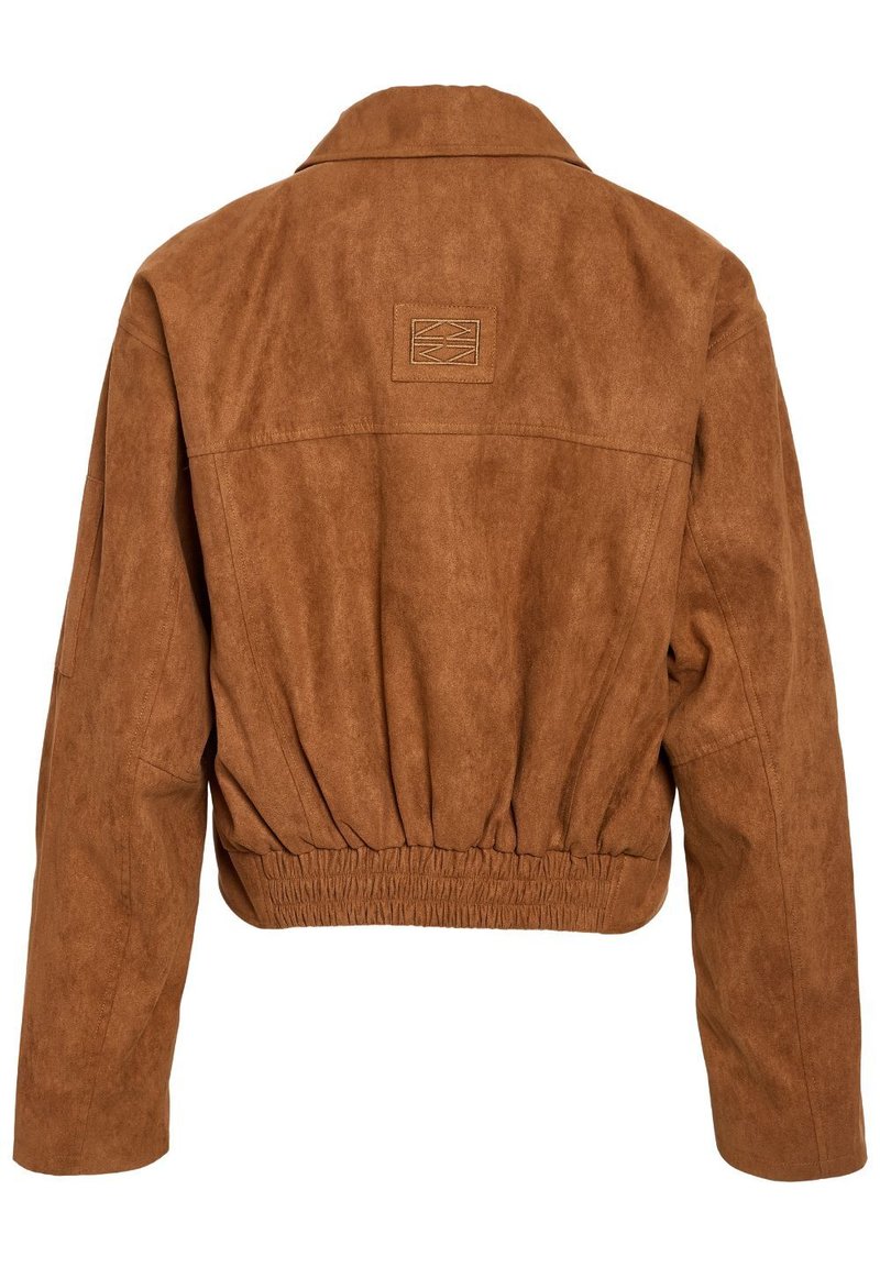 Veste coupée en suede synthétique marron avec un col, une taille élastique et un détail de patch rectangulaire sur le haut du dos.