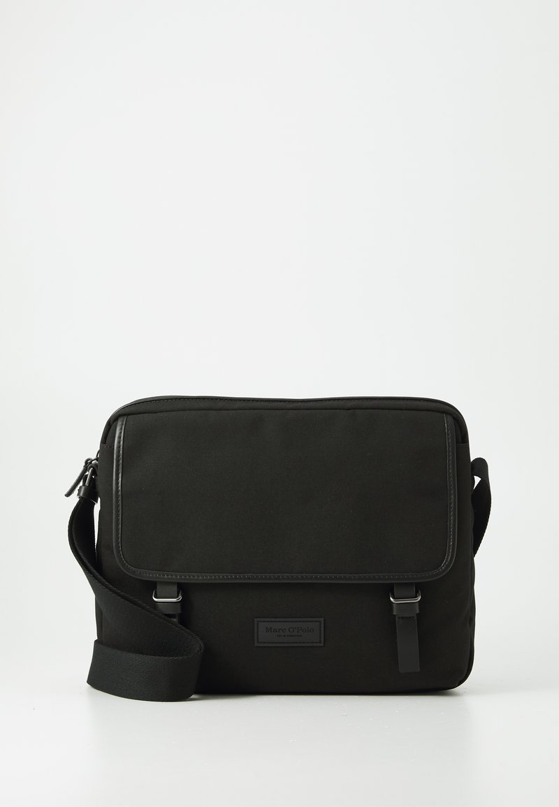 Borsa a tracolla nera realizzata in tessuto resistente, dotata di chiusura a patella, tracolla regolabile e dettaglio del logo discreto sul davanti.