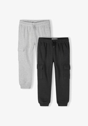 Kaks paari laste kandepükse helehallis ja mustas värvitoonis, kus on elastsed vöökohad, paelad, külje- ja kandetaskud ning soonikkäärid säärtes.