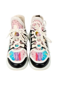 Paire de baskets montantes colorées avec des lacets blancs, des accents noirs et des motifs abstraits multicolores sur fond blanc.