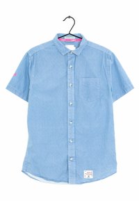 Lichtblauw shirt met korte mouwen, gemaakt van zacht materiaal, heeft een zak op de borst, een doorgeknoopte voorkant en een subtiele textuur met een gestikte zoom.