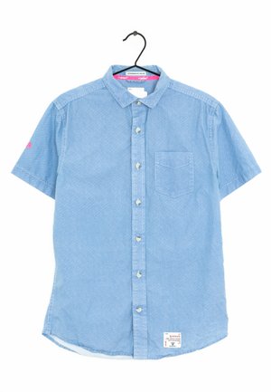 Camisa de manga corta azul claro hecha de tela suave, con un bolsillo en el pecho, cierre frontal de botones y una textura sutil con un dobladillo cosido.