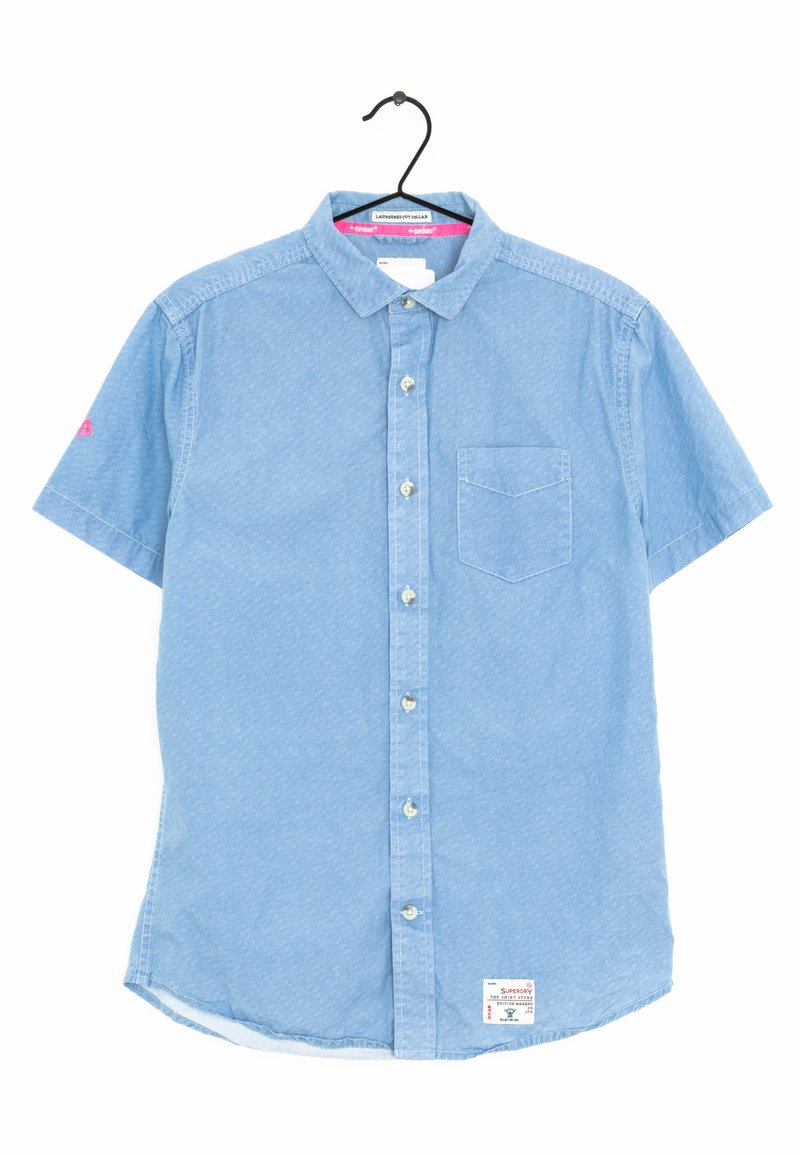 Lichtblauw shirt met korte mouwen, gemaakt van zacht materiaal, heeft een zak op de borst, een doorgeknoopte voorkant en een subtiele textuur met een gestikte zoom.