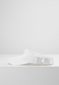 Hvit bomullsvisor med bred skygge og justerbar stropp bak. Har et enkelt, ensfarget design uten synlige mønstre eller logoer.
