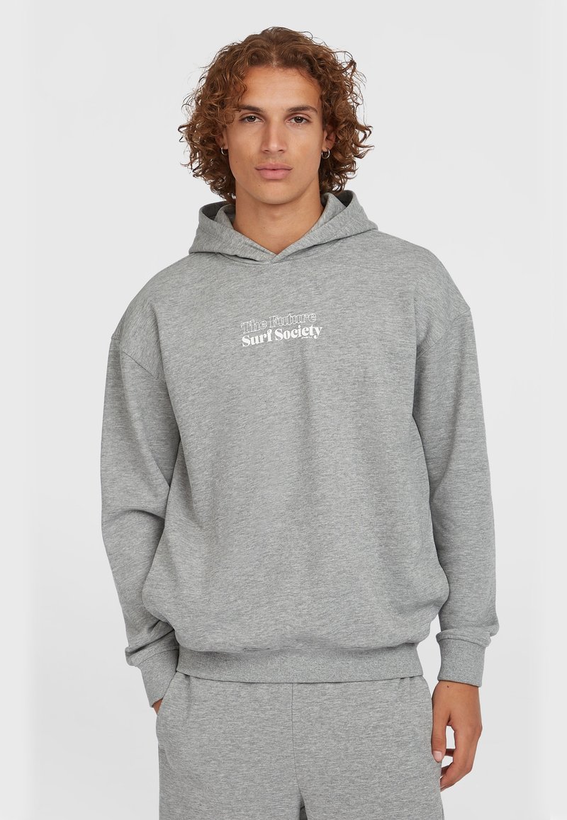 Grijze katoenen hoodie met een grote voorkant zak, cuffs en tailleband. Bevat witte tekst: "The Future Surf Society" op de borst.