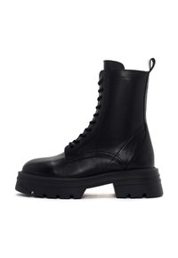 Stivaletto in pelle nera con punta rotonda, suola robusta e design con lacci. Presenta un'etichetta sul tallone e una finitura texturizzata.