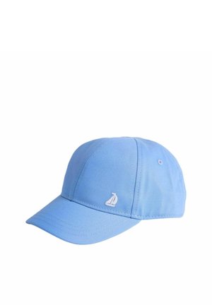 Jasnoniebieska czapka z daszkiem wykonana z tkaniny, z zakrzywionym daszkiem i małym białym logo żaglówki na przedniej lewej stronie.
