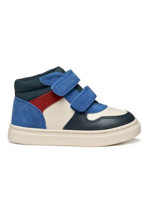 Niebieskie i granatowe sneakersy typu high-top wykonane z zamszu i skóry z beżową podeszwą, posiadające dwa paski na rzepy oraz czerwone akcenty.
