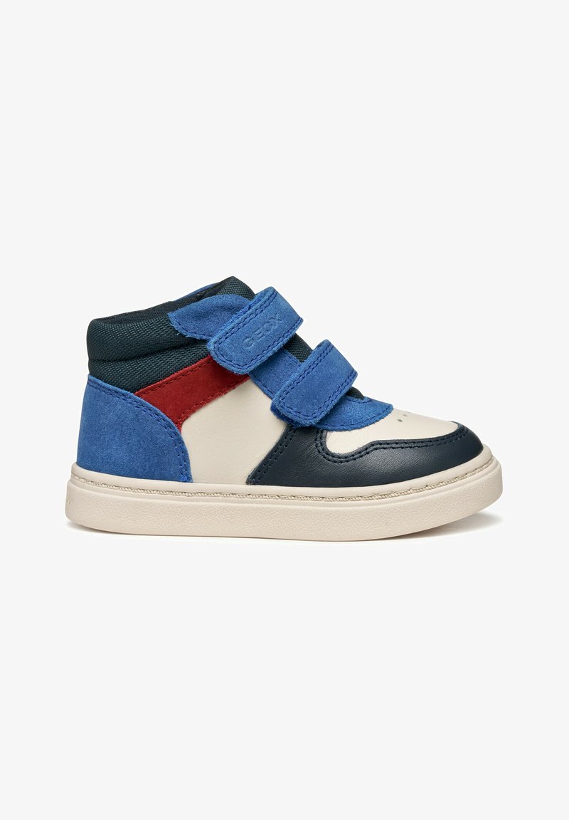 Baskets montantes bleu et marine en daim et cuir avec une semelle beige, comportant deux bandes Velcro et des détails accentués en rouge.