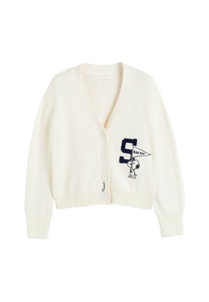 Cardigan crème avec col en V, cinq boutons et ourlet côtelé. Présente une lettre "S" brodée en bleu marine et un personnage tenant un drapeau.