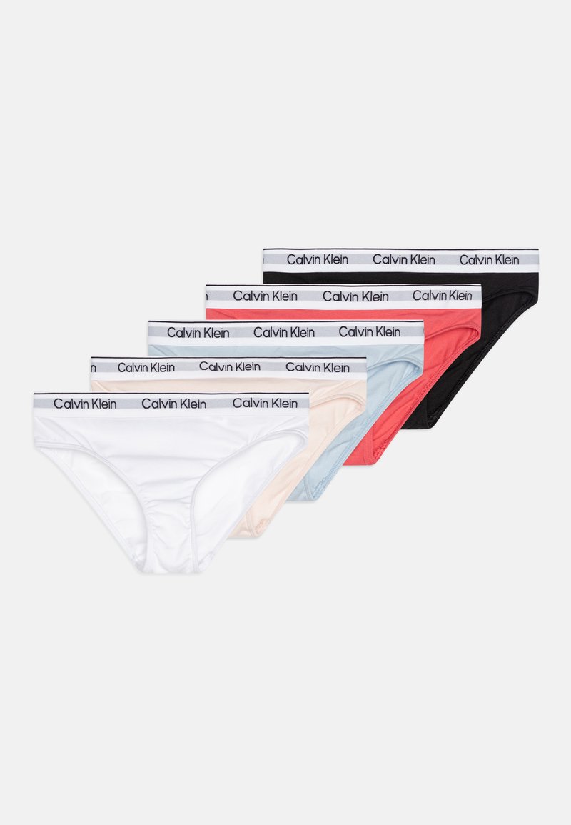 Chiloți bikini din bumbac Calvin Klein în alb, roz deschis, albastru deschis, corai și negru, având brăcări distinctive cu logo-ul brandului.