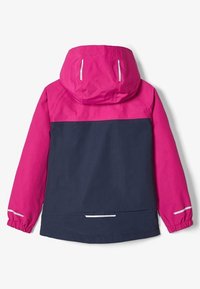 Dvoudílná bunda s barevným blokováním, která má růžovou horní část a tmavě námořnickou spodní část. Obsahuje kapuci a reflexní prvky na rukávech.