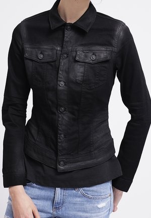 Czarna kurtka dżinsowa o dopasowanym kroju, z zapięciem na guziki, dwoma kieszeniami na piersi oraz gładką fakturą. Rękawy są długie i dopasowane.