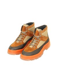 Braune und beige hohe Schuhe aus Wildleder und Stoff, mit orangefarbenen Gummisohlen, Metallösen und strukturierten Akzenten.