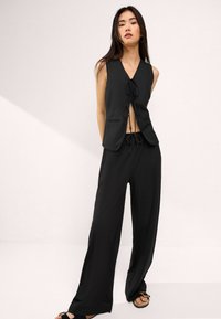 Next REGULAR FIT - Liemenė - black