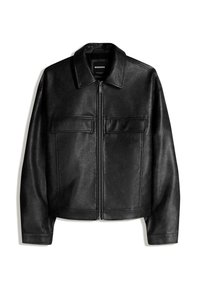 Schwarze Jacke aus Kunstleder mit Kragen, Frontreißverschluss und zwei Brustklappentaschen, präsentiert vor weißem Hintergrund.