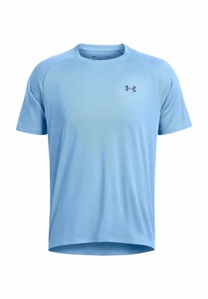 Lyseblå atletisk t-shirt med korte ærmer, rund hals og lille mørkt logo på venstre bryst.