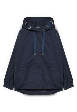 Giacca impermeabile con cappuccio di colore blu navy, con tasche anteriori, coulisse regolabili sul cappuccio, polsini elasticizzati e orlo posteriore leggermente più lungo.
