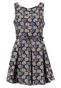 Blommönstrad klänning i marinblått med kroppsnära överdel och utsvängd kjol. Har ett bälte vid midjan och små blomaccentuer i kräm och lila.