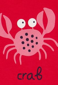 Ilustrace růžového kraba s velkýma bílýma očima, černými skvrnami a červeným pozadím. Má zaoblené tělo a výrazné klepeta, označené jako "krab".