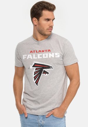 Graues T-Shirt mit kurzen Ärmeln, auf dem der Text "ATLANTA FALCONS" in Rot und Weiß über einem schwarzen und roten Falkenlogo prangt, mit einem Rundhalsausschnitt.