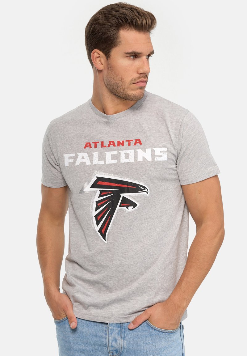 Šedé tričko s krátkým rukávem s nápisem "ATLANTA FALCONS" v červené a bílé barvě, nad černým a červeným logem sokola, s kulatým výstřihem.
