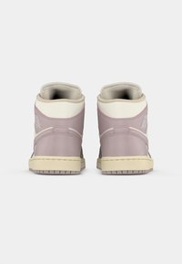 Tagapaar kõrge säärega tennisetossud, vaadatuna selja poolt, halludes roosades, kreemjates ja hallides toonides, pehme pahkluualuse ja õmmeldud detailidega.