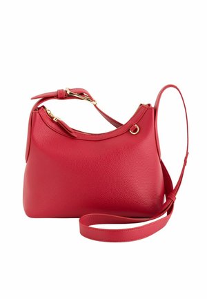 Sac à bandoulière en cuir rouge texturé avec une fermeture éclair dorée, une sangle ajustable et un petit détail de boucle sur la poignée.