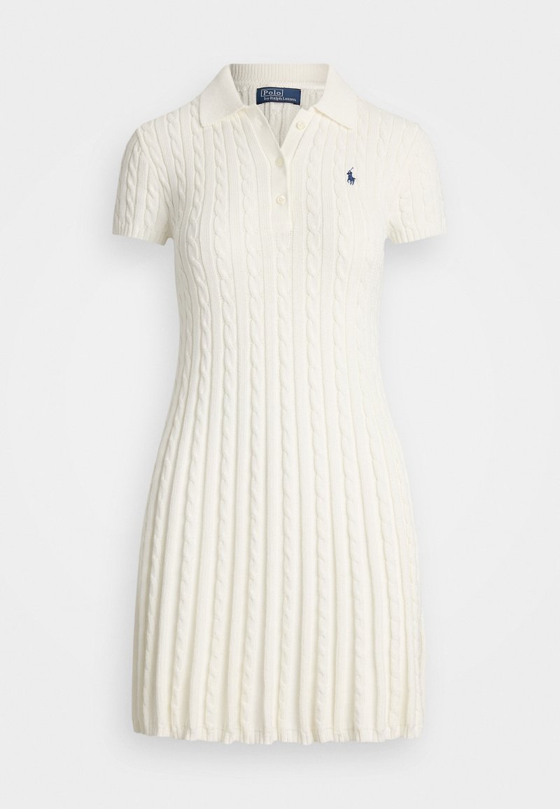 Robe polo tricotée blanche à manches courtes avec motif torsadé, patte de boutonnage à trois boutons et logo brodé bleu marine sur la poitrine gauche.