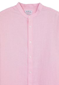 Helles rosa Hemd mit Stehkragen, aus weichem Stoff gefertigt, mit weißen Knöpfen an der Vorderseite und einem bequemen Schnitt.