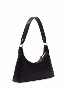 Borsa a tracolla nera trapuntata con una forma triangolare strutturata, dotata di manico piatto, hardware dorato e chiusura con zip.
