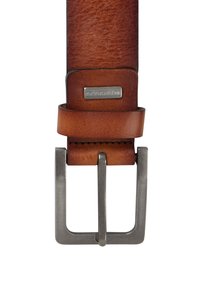 Bruine leren riem met een gladde textuur, voorzien van een zilveren metalen gesp en een klein logo-etiket nabij de gesp.