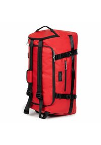 Sac de sport rouge avec des sangles et des fermetures éclair noires. Dispose d'une poignée supérieure, d'une poche latérale et de sangles d'�épaule réglables. Fabriqué en tissu durable.