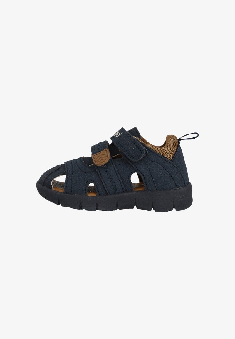 Sandal blu navy, realizzata in tessuto con accenti in rete. Presenta cinturini regolabili, aperture per la ventilazione e una suola spessa e resistente.