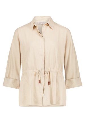 Camicia beige a maniche lunghe con chiusura frontale a bottoni, polsini arrotolati, colletto e vita regolabile con coulisse e dettagli in perline di legno.