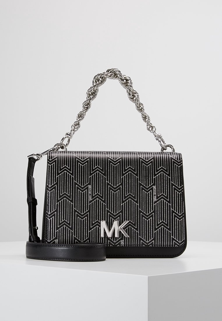 Borsa a mano con motivo bianco e nero, design geometrico, rifiniture in pelle e tracolla in metallo argentato. Presenta un logo argentato ben in vista.