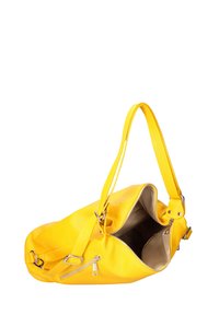 Geel leren handtas met een gestructureerde afwerking, voorzien van een ritssluiting, dubbele schouderbanden en een ruime binnenruimte. Ritssluiting detail aan de zijkant.