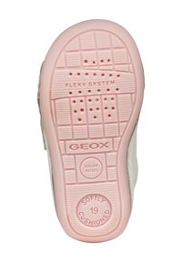 Soletta di scarpa grigia chiara con una base rosa. Caratteristiche includono un design a griglia testurizzato, fori di drenaggio e i marchi "FLEXY SYSTEM" e "GEOX".