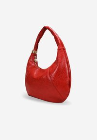 Bolso de mano de cuero rojo con forma redondeada, superficie texturizada y un asa corta. Presenta un acento de hardware en tono dorado y cierre de cremallera.
