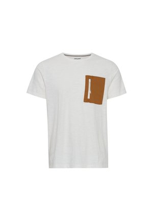 T-shirt blanc à manches courtes en tissu léger, doté d'une poche plaquée marron avec fermeture éclair sur le côté gauche.