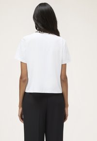 Motivi CON COLLETTO ANIMALIER STACCABILE - T-shirt basic - bianco