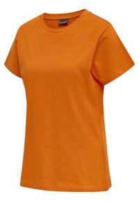 T-shirt orange uni à manches courtes et col rond, avec une petite étiquette de marque noire et blanche à l'intérieur du col.