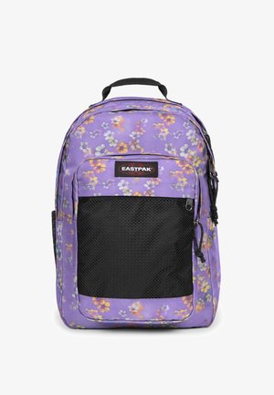 Mochila Eastpak de flores moradas con un bolsillo frontal de malla negra, correas acolchadas y un asa superior. Adecuada para el uso diario.