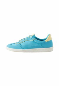 Sneaker in pelle blu con suola in gomma bianca, caratterizzato da accenti giallo chiaro, lacci piatti e una texture liscia con un design classico low-top.