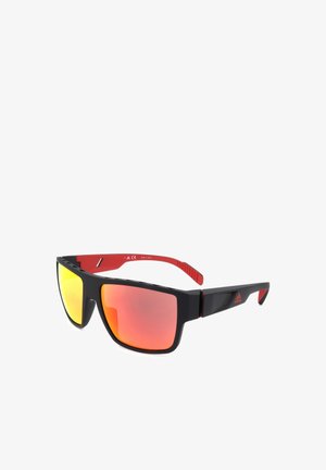 Occhiali da sole sportivi neri con lenti specchiate rosse e aste interne rosse, con il logo Adidas sulle aste.