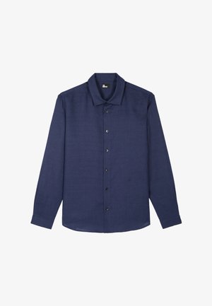 Marineblauw overhemd met lange mouwen, knoopsluiting, een klassieke kraag en zwarte knopen, plat gelegd op een witte achtergrond.